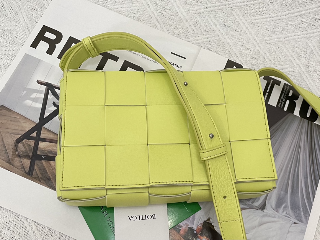 Cassette Intreccio Leather Cross-body Bag Lemon